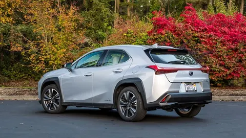 Lexus UX 250h 2022 року: що пропонує найдешевший вживаний гібрид марки