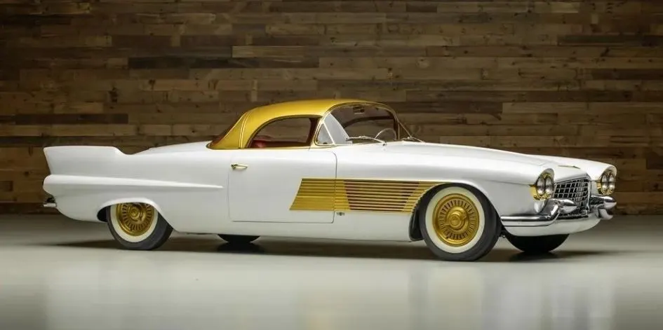 Cadillac Elegante 1953 з золотим оздобленням продадуть на аукціоні
