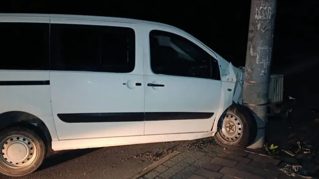 У Франківську Peugeot врізався в електроопору: водій відмовився від перевірки