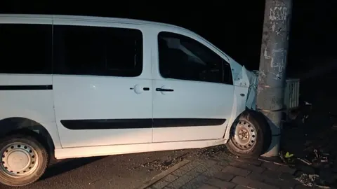 У Франківську Peugeot врізався в електроопору: водій відмовився від перевірки