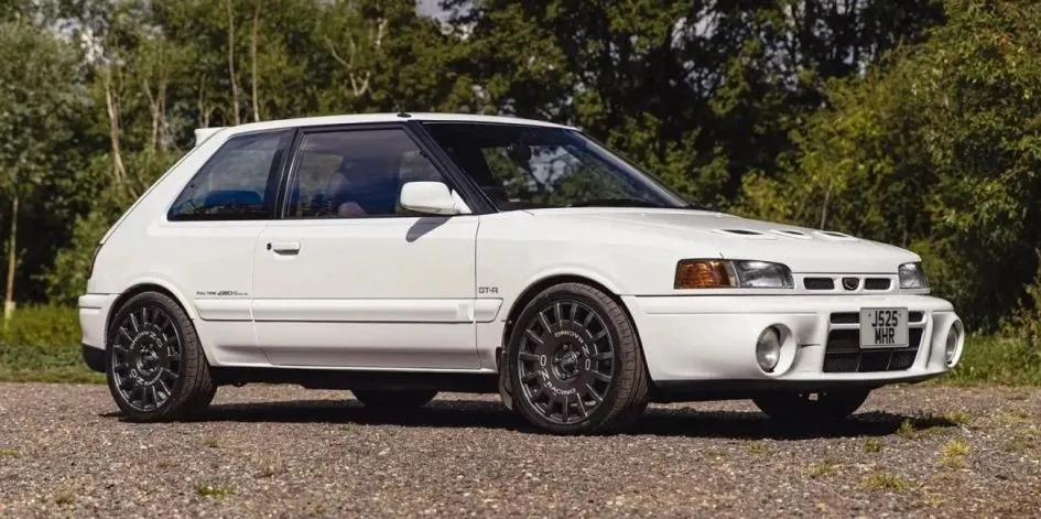 Mazda 323 GT-R: рідкісний повнопривідний хетчбек 90-х виставили на британський аукціон