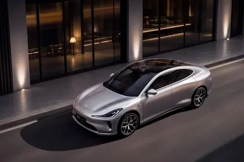 Джиммі Чу створив дизайн для електроседана IM L6: ліміт 1000 авто