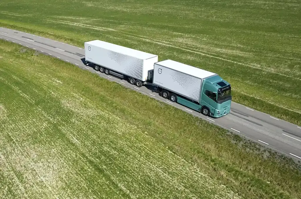 Volvo Trucks випускає електровантажівки для автопоїздів масою до 80 тонн