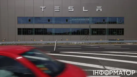 Tesla відкликає в Китаї майже 3 млн авто через дверні замки