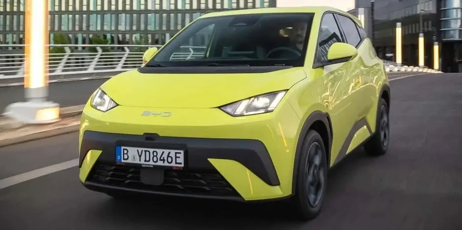 Електромобілі вперше обігнали бензинові авто в Британії