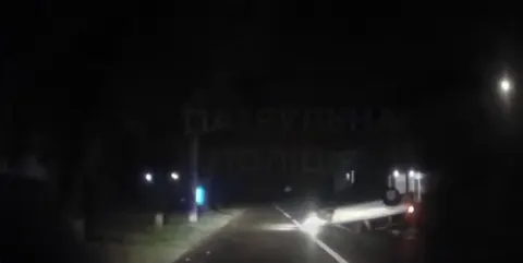 У Луцьку водій Opel під час комендантської години зніс два авто і перекинувся: 1