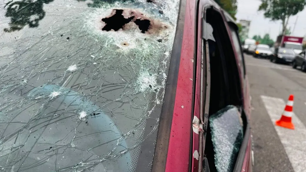 У Запоріжжі FPV-дрон влучив у цивільне авто: двоє поранених
