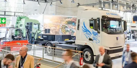 Chery показала дві важкі електровантажівки Phoenix: батарея 430 кВт-год і дизель