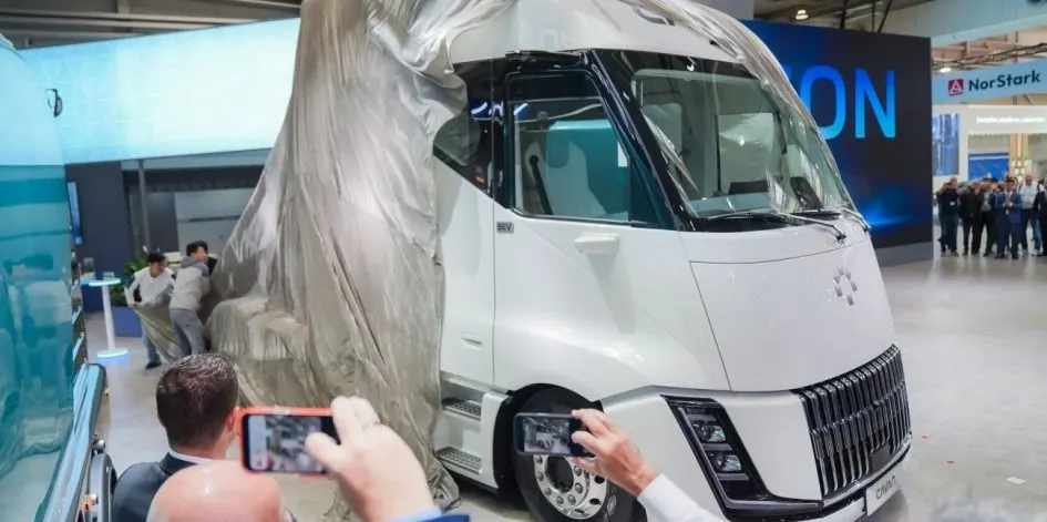 BAIC Foton показав тягач Cavan Beacon: зарядка 1,44 МВт і воднева версія на 1000 км