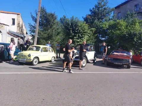 У Бібрці на Львівщині відбувся зліт ретроавтомобілів