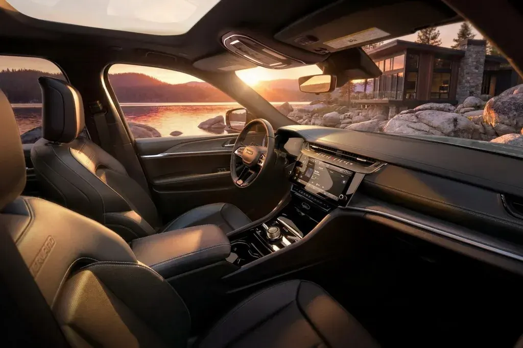 Jeep Grand Cherokee 2027: нова версія Laredo Upland і більші екрани