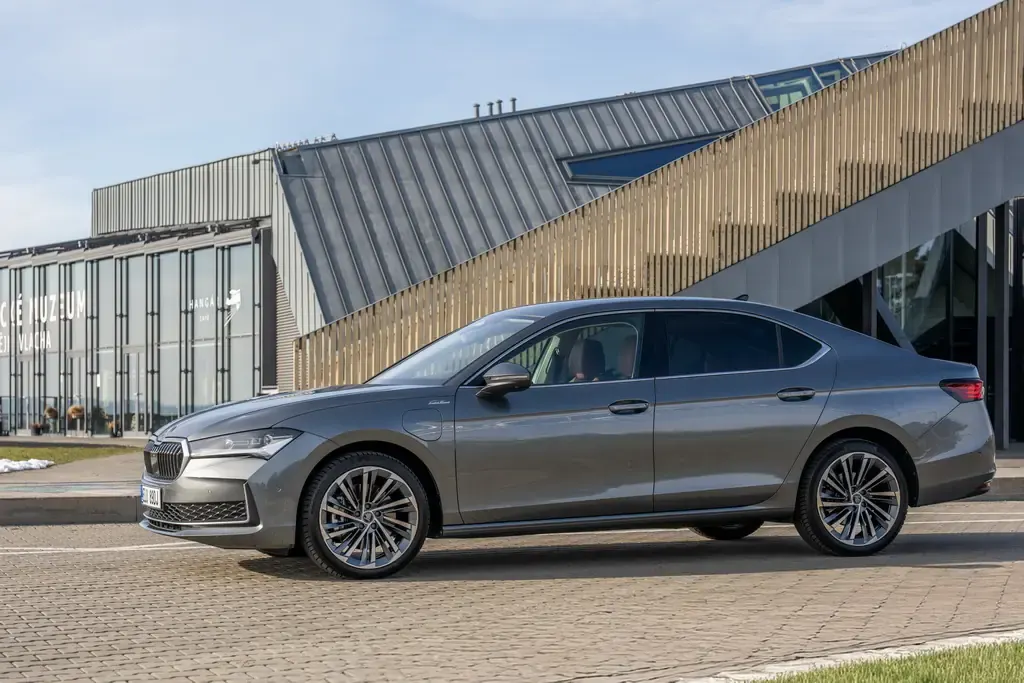 Škoda Superb: новий м'який гібрид та ціна від 1,73 млн грн