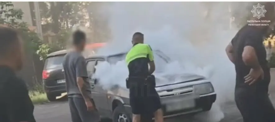 У Рівному ВАЗ загорівся після запуску двигуна: велопатрульні загасили пожежу