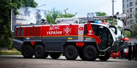 ДСНС отримала аеродромний пожежний автомобіль Rosenbauer Panther 8x8