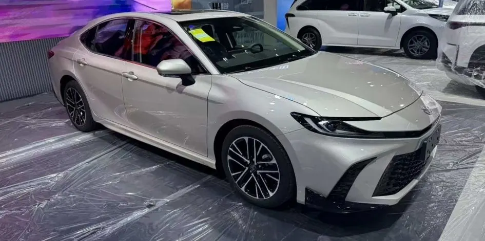 Оновлена Toyota Camry 2027: що змінилося в салоні та скільки коштує