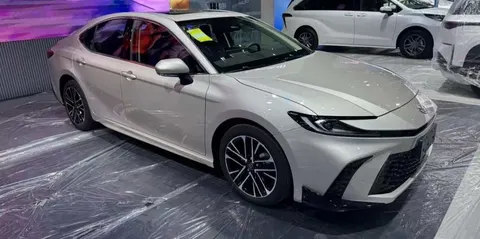 Оновлена Toyota Camry 2027: що змінилося в салоні та скільки коштує