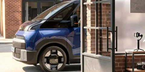 KIA показала тизер електрофургона PV7: прем'єра у вересні