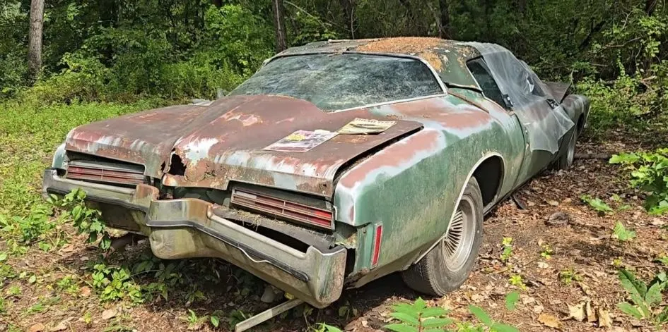 Buick Riviera 1971 року з човноподібною кормою знайшли згнилим у лісі