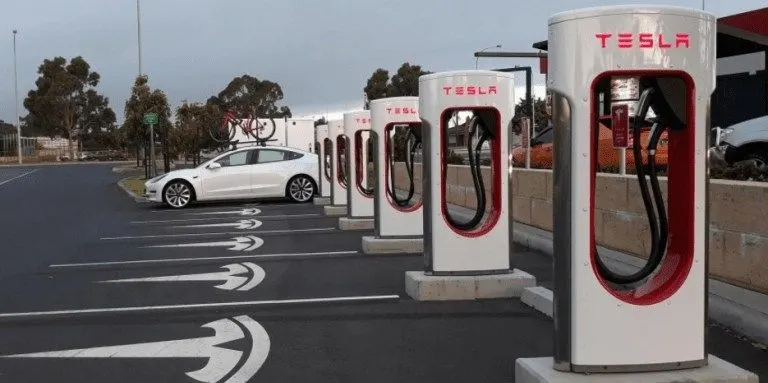 Tesla будує окремі Supercharger для роботаксі: що це означає