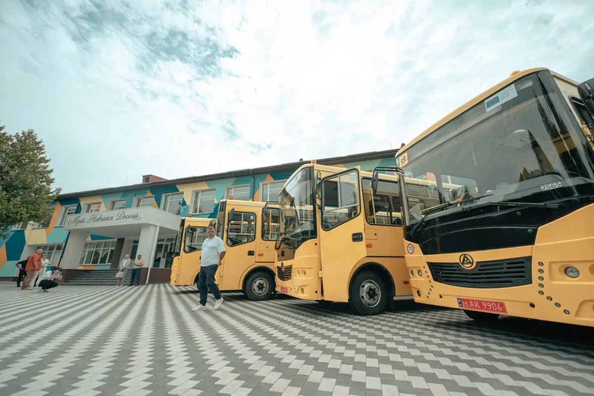 Київщина завершила річний проєкт: автопарк поповнили 35 шкільних автобусів
