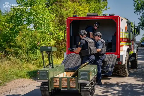 Спецтехніка ДСНС працює на Хмельниччині: що відомо водіям