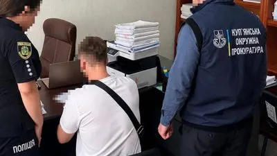 Харківський лікар не задекларував два авто дружини: підозра