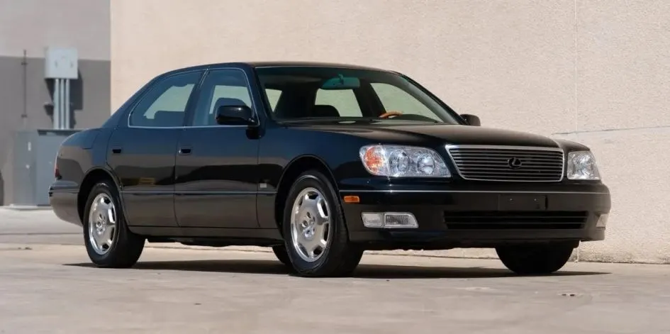 Lexus LS 2000 року з пробігом 2400 км продають на аукціоні