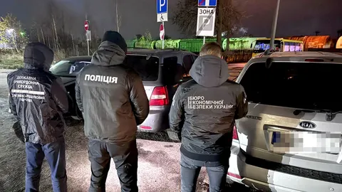 Псевдоблагодійник зі Львівщини продав 17 гуманітарних авто для ЗСУ