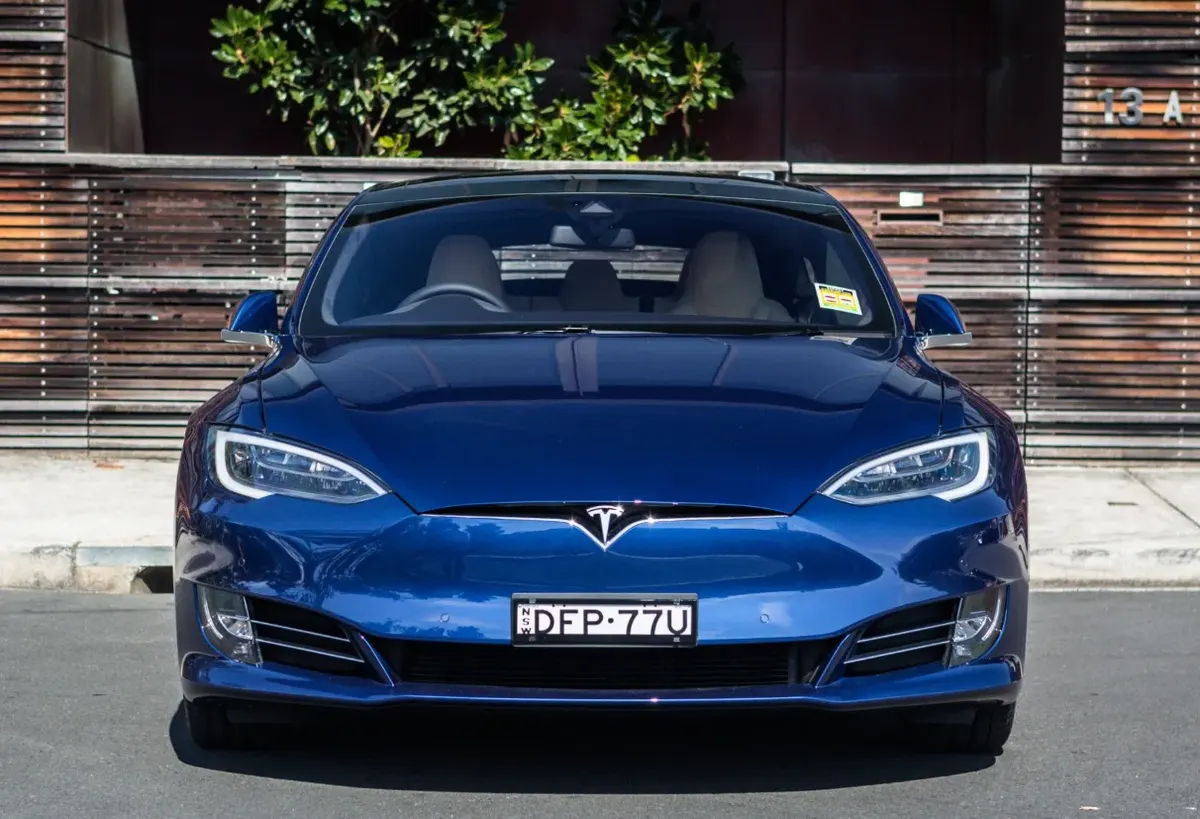 Tesla та ще 8 брендів відкликають у Китаї 4,3 млн авто через двері