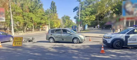 В Одесі на перехресті зіткнулися Renault і мотоцикл: мотоцикліст у лікарні
