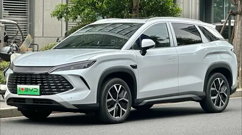 Продажі авто з Китаю впали вдвічі: що купують українці