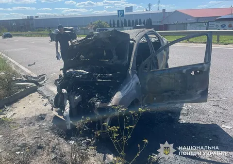 У Пустомитах після ДТП згорів Chevrolet Aveo: троє постраждалих