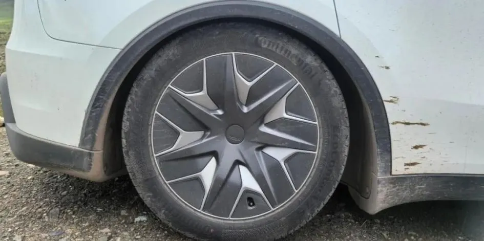 Tesla Model Y L: китайські власники скаржаться на просідання підвіски