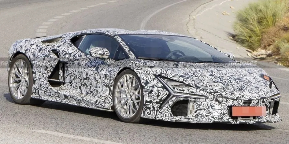 Lamborghini Revuelto Spyder помітили на дорожніх тестах: що відомо