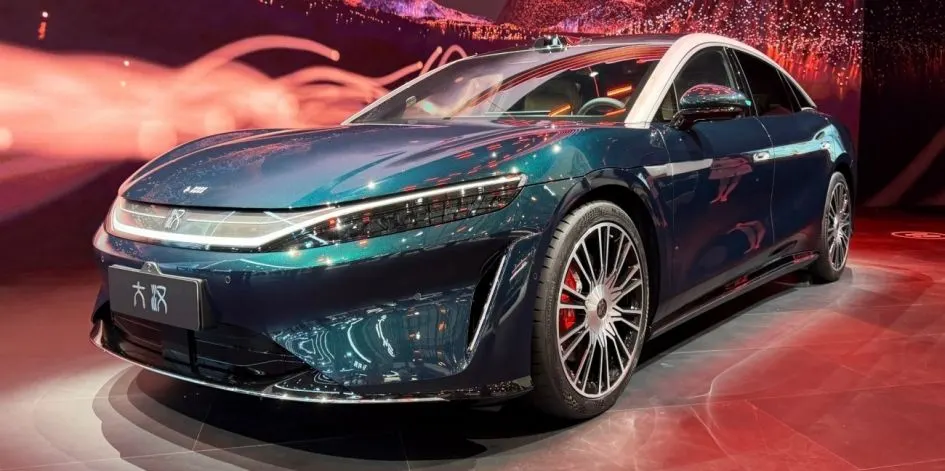 BYD показала в Ченду три флагмани: седан, кросовер і фастбек