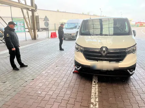 На кордоні затримали румуна з викраденим у Німеччині Renault