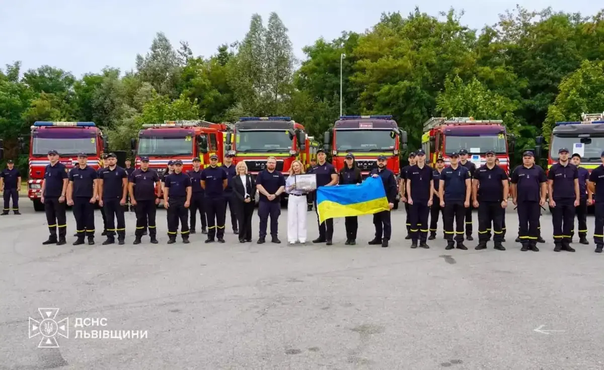 Українські рятувальники отримали 21 пожежний автомобіль з Великої Британії