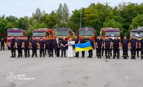 Українські рятувальники отримали 21 пожежний автомобіль з Великої Британії