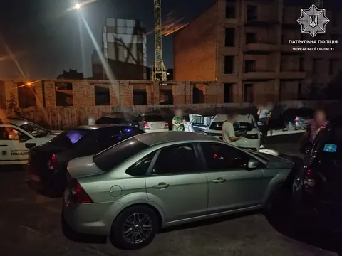 У Черкасах водійка здавала назад і пошкодила п’ять авто