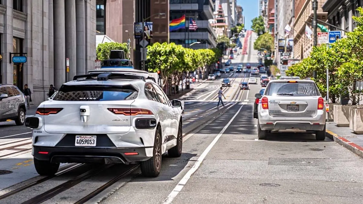 Безпілотні Waymo потрапляють у ДТП на 68% рідше за людей — дослідження