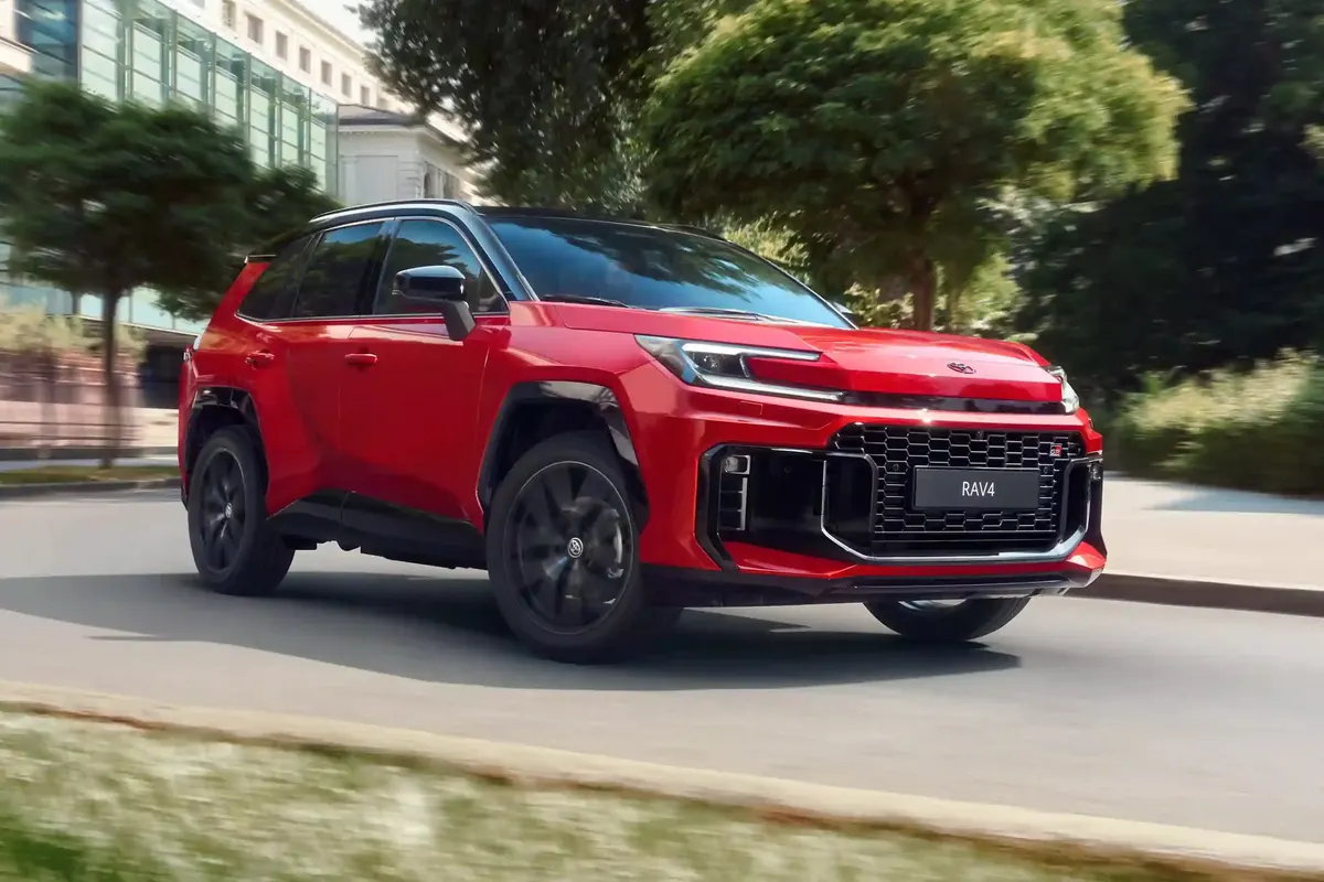 Топ-10 автосерпня: RAV4 лідирує, Duster наздоганяє