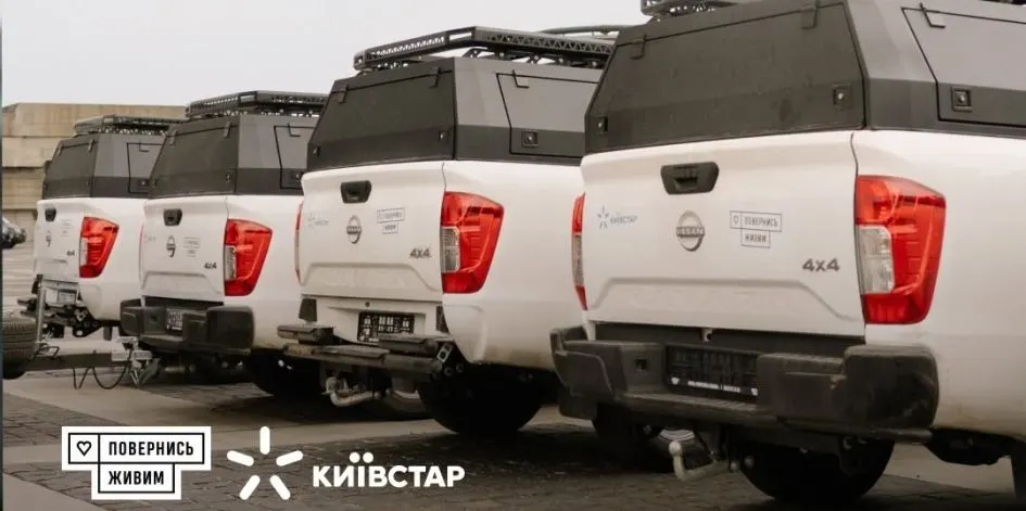 Військові зв'язківці отримали мобільні майстерні та пікапи з РЕБ