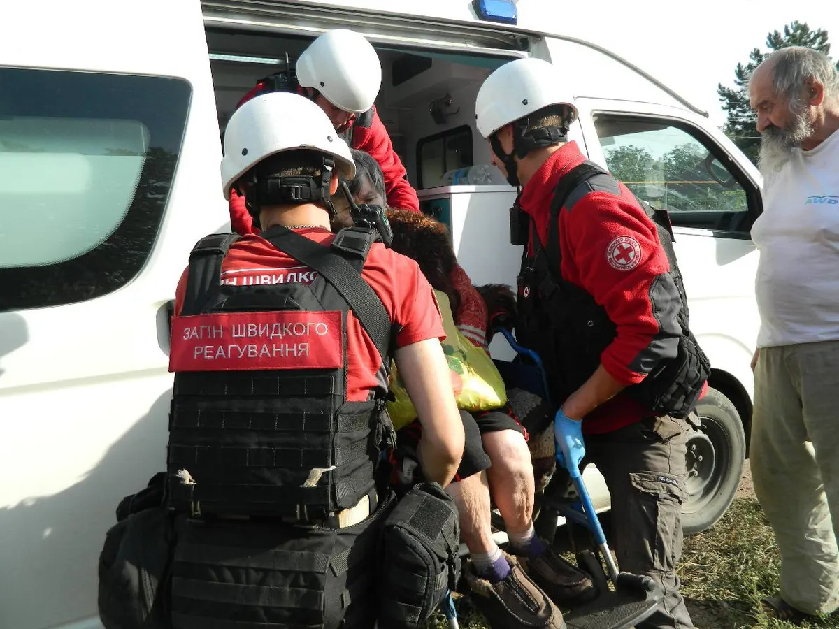 Водія Червоного Хреста, який евакуював людей з Херсона, поліція відвезла до ТЦК