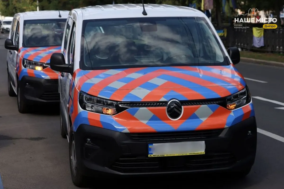 У Дніпрі для ветеранів закупили два автомобілі з підйомниками: як працює «Соціальне таксі»