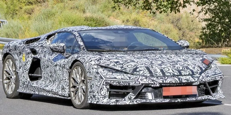 Lamborghini тестує оновлений Revuelto: що зміниться в суперкарі