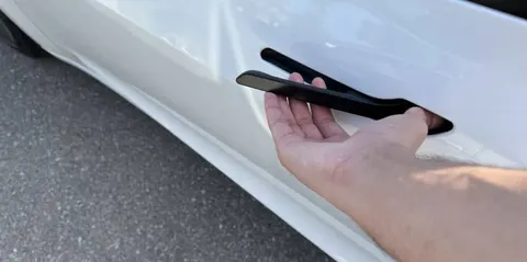 Tesla в Європі не відкликають: що відомо про двері
