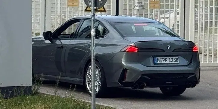 Нова BMW 3 Series: M350 xDrive показали без камуфляжу перед прем'єрою