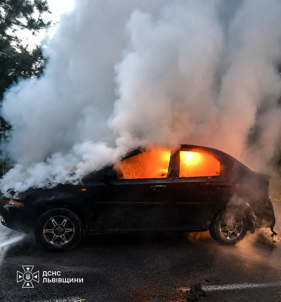 У Самборі Chevrolet Aveo загорівся на ходу: подробиці