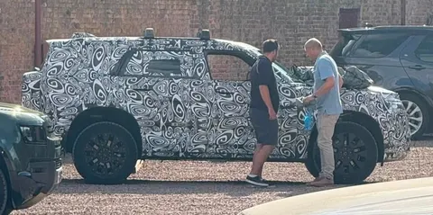 Електричний Land Rover Defender помітили на тестах у Британії
