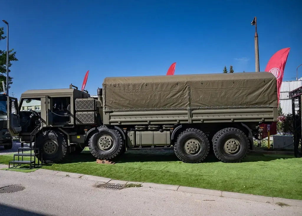 Tatra показала армійську вантажівку Force 8х8 з новою кабіною на шість осіб